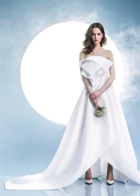 Vestido de novia blanco con elementos volumétricos