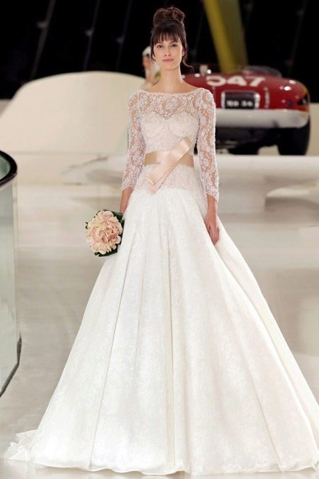 Комбинацията от бяла сватбена рокля с праскова