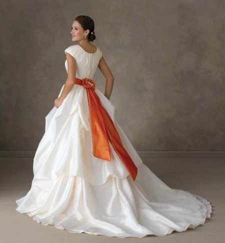 Vestido de novia con fajín naranja