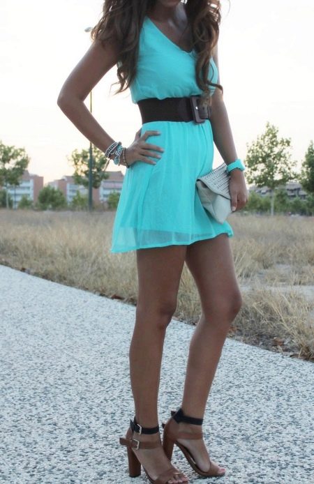 Jasna turkusowa sukienka w kolorze cyjan