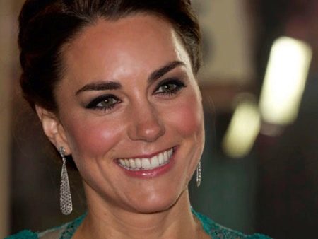 Kate Middleton maquillée sous une robe turquoise