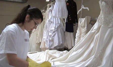 Processus de nettoyage de robe de mariée