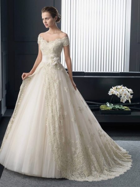 Gaun pengantin klasik dengan bahu yang diturunkan