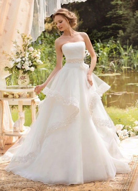 Klasiska pufīga kāzu kleita ar kārtainiem svārkiem