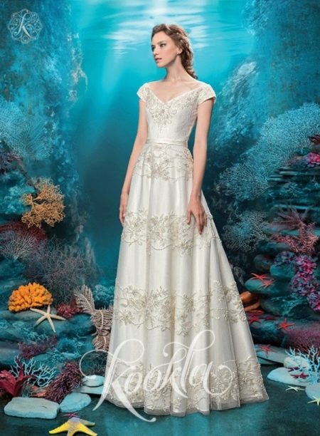 Luxurious wedding dress from Dolls with pearls