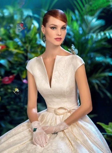 Gaun pengantin dari merek Doll