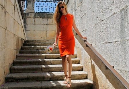 Schuhe für ein orangefarbenes Kleid