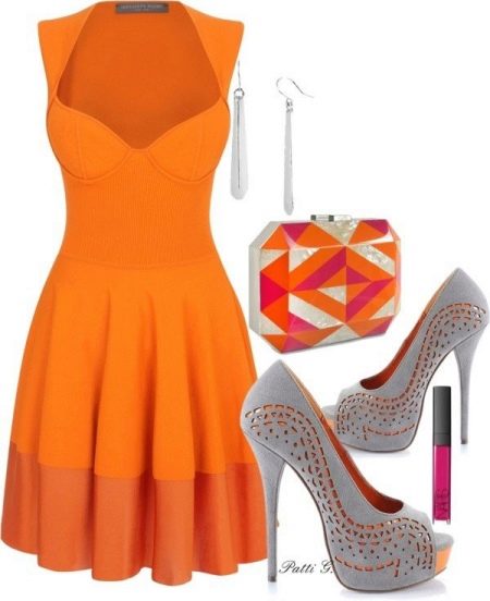 Oranža kleita ar pelēkām kurpēm