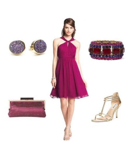 Fuksijas krāsas kleita ar violetiem aksesuāriem