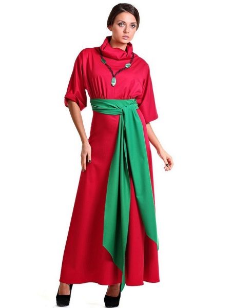 Gaun merah tua dengan sabuk dan kalung hijau