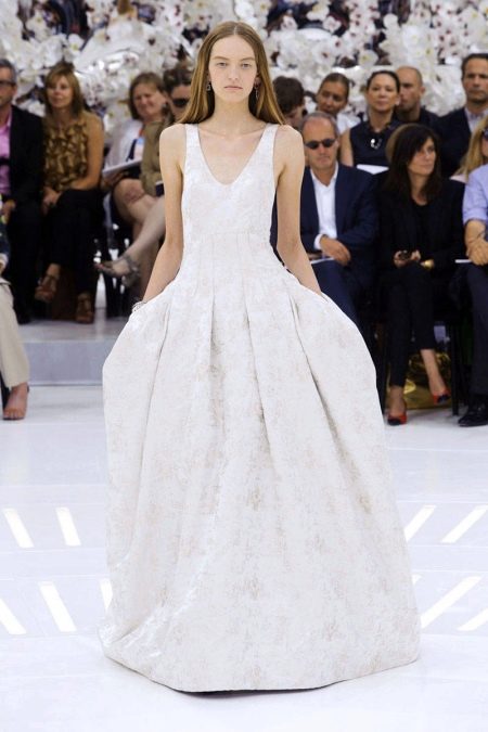Poročna obleka Chanel v minimalizmu
