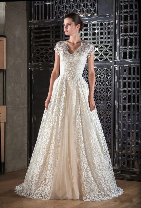 Сватбена рокля от Таня Григ слонова кост