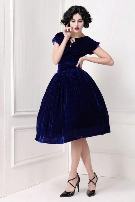 Tamsiai mėlynos spalvos aksominė suknelė