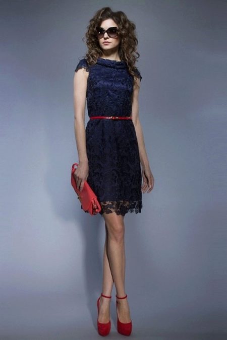 Marineblaues Kleid mit roten Accessoires
