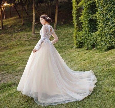 Dramblio kaulo spalvos vestuvinė suknelė