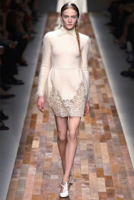 White knitted dress na may lace