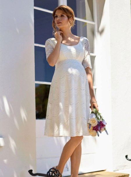 Výběr bílých šatů pro těhotnou ženu podle barvy pleti