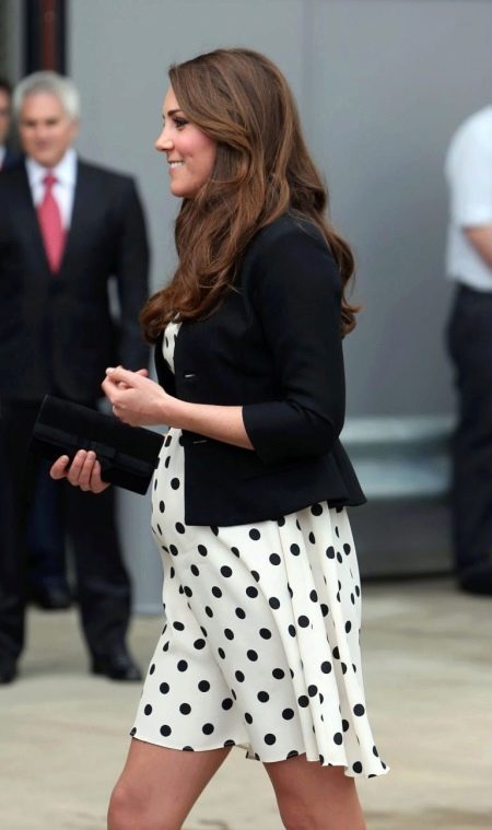 Bílé puntíkované šaty Kate Middleton