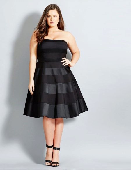 Schwarzes Kleid, das den Bauch verbirgt, für ein fettes Mädchen