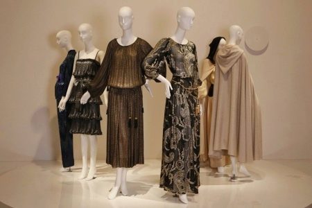 kolekce hnědých šatů Yves Saint Laurent