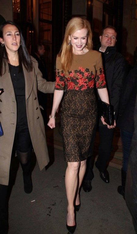 Gaun coklat dengan Nicole Kidman merah