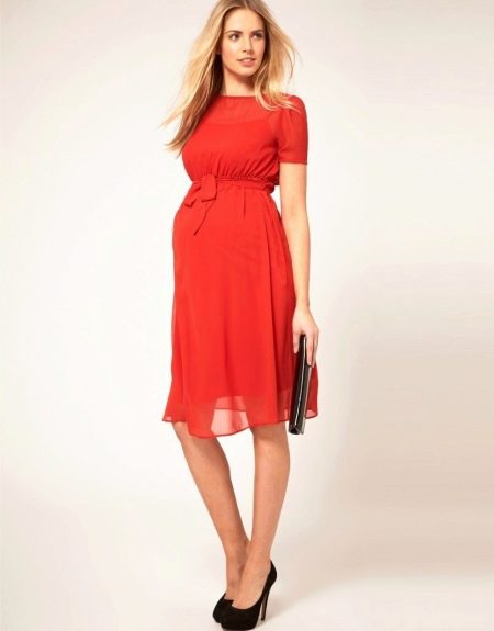فستان حمل احمر مع حذاء اسود