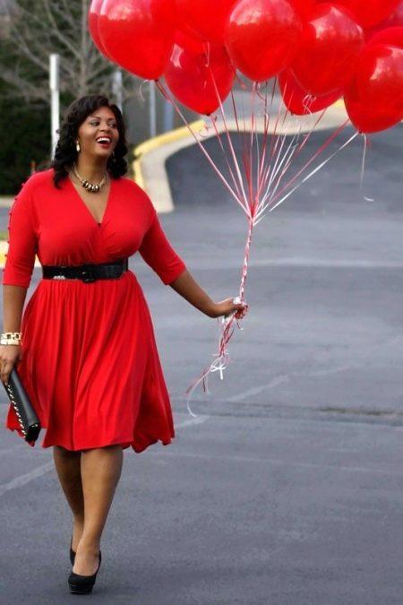 Rotes Kleid kombiniert mit schwarzen Schuhen, Handtasche, Gürtel für übergewichtige Frauen