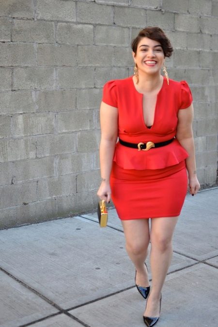 Aksesuāri un rotaslietas sarkanai kleitai resnām sievietēm