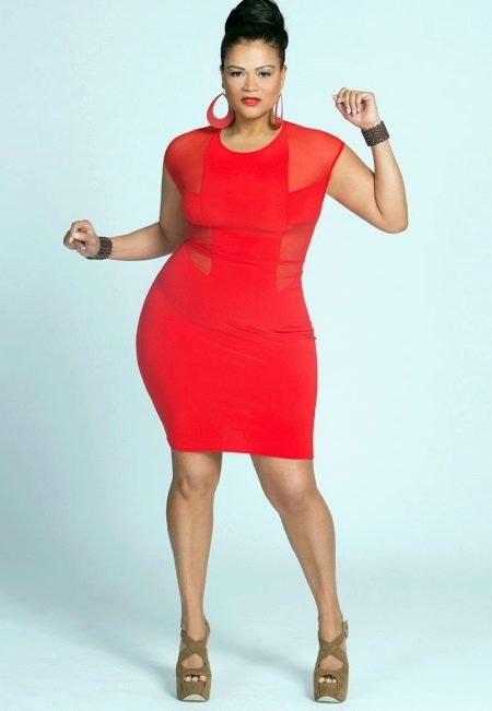 Dekorasjoner til en rød kjole for overvektige kvinner