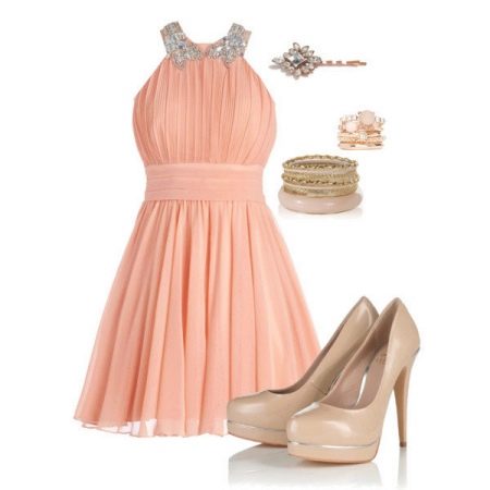 Váy hồng đào với phụ kiện màu be