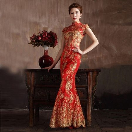 Ilga graži raudona kinietiško stiliaus suknelė
