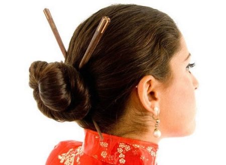 Frisur im chinesischen Stil mit Stäbchen