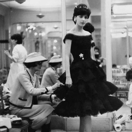 Šaty áčkového strihu Chanel