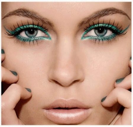 make-up so smaragdovou očnou linkou