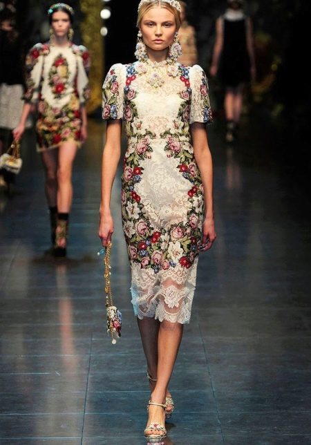 Suknelė rusiško stiliaus su siuvinėjimais ir nėriniais, vidutinio ilgio, su šiuolaikišku pasukimu