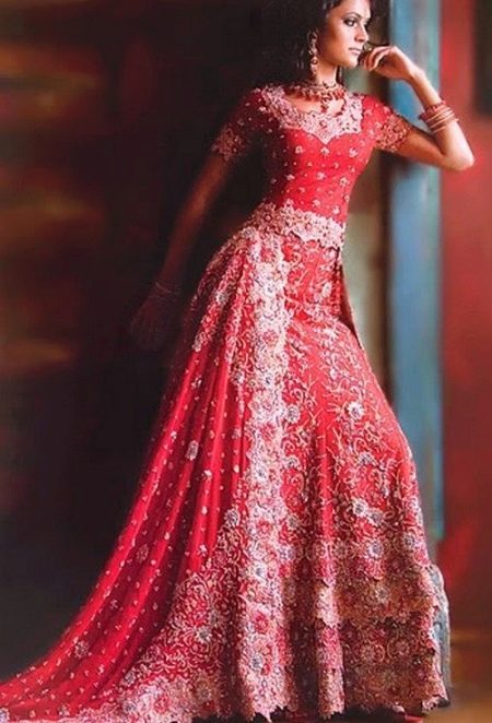 Kleid im orientalischen Stil mit nationalen Mustern