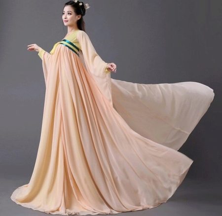 Üppiges Brautkleid im orientalischen Stil