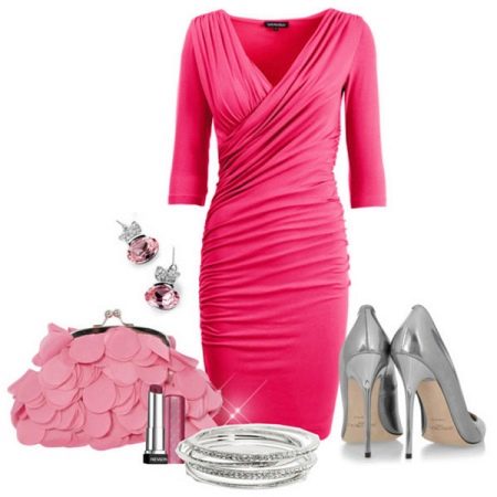 Zilveren schoenen onder een roze jurk