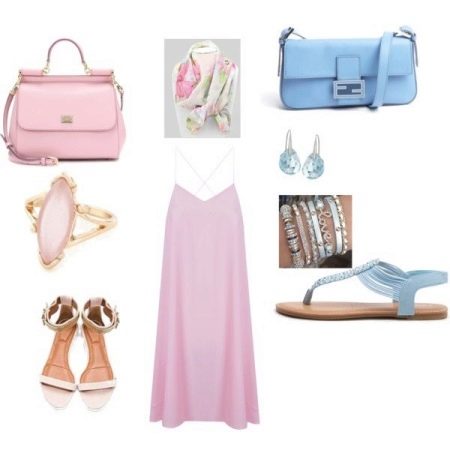 Des accessoires bleus pour une robe rose