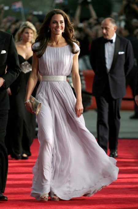 Krásné dlouhé hedvábné šaty Kate Middleton