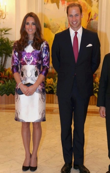 Svilena haljina bijele i ljubičaste Kate Middleton midi dužine