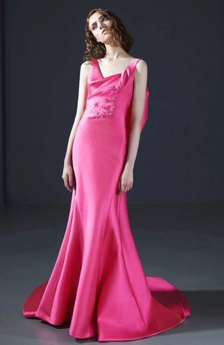 Розова копринена рокля