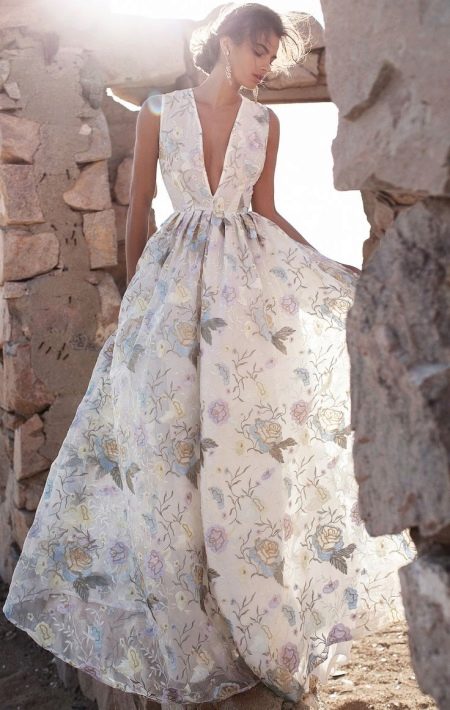 Gaun pengantin dengan motif bunga