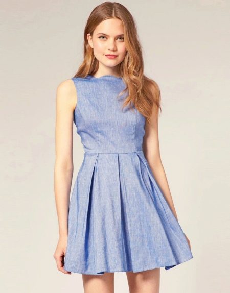 Krátké lněné šaty s plisovanou sukní