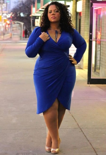 Mėlyna įvyniojama suknelė nutukusioms moterims