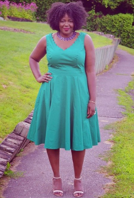 Otwarta zielona sukienka z sylwetką w kształcie litery A dla otyłych kobiet