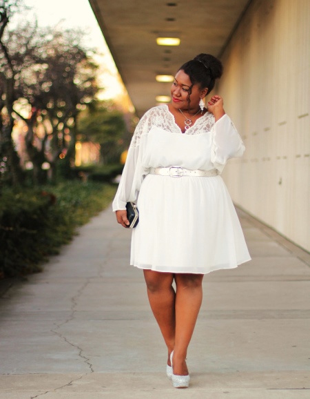 Witte midi-jurk-a-lijn met een riem voor zwaarlijvige vrouwen