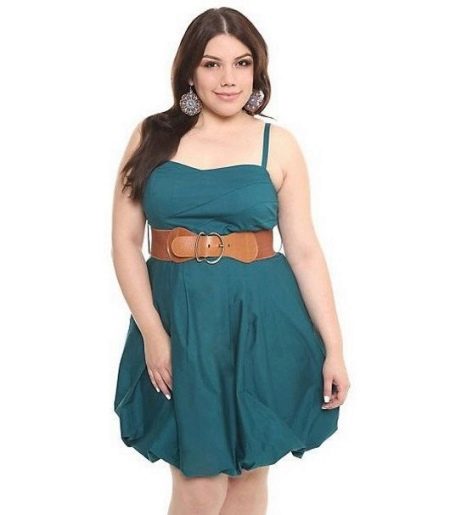 Balonové šaty pro obézní ženy s postavou jablka