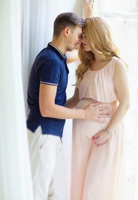 Chiffonkleid für ein schwangeres Fotoshooting