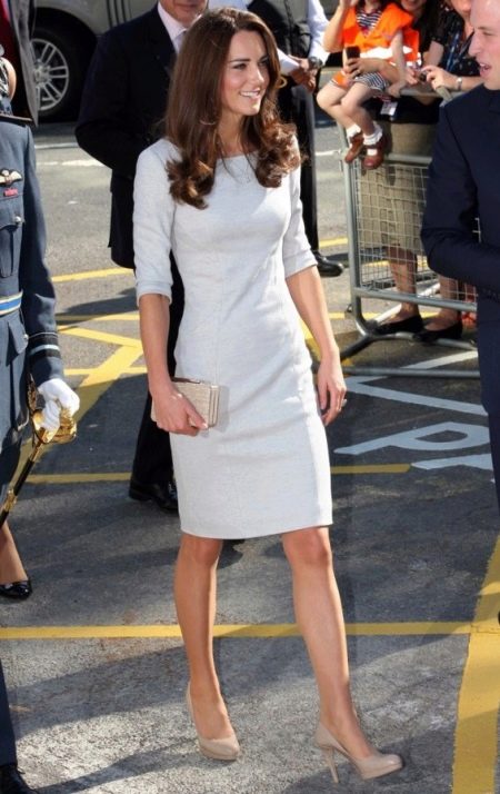 Kate Middleton suknelė su apvalkalu
